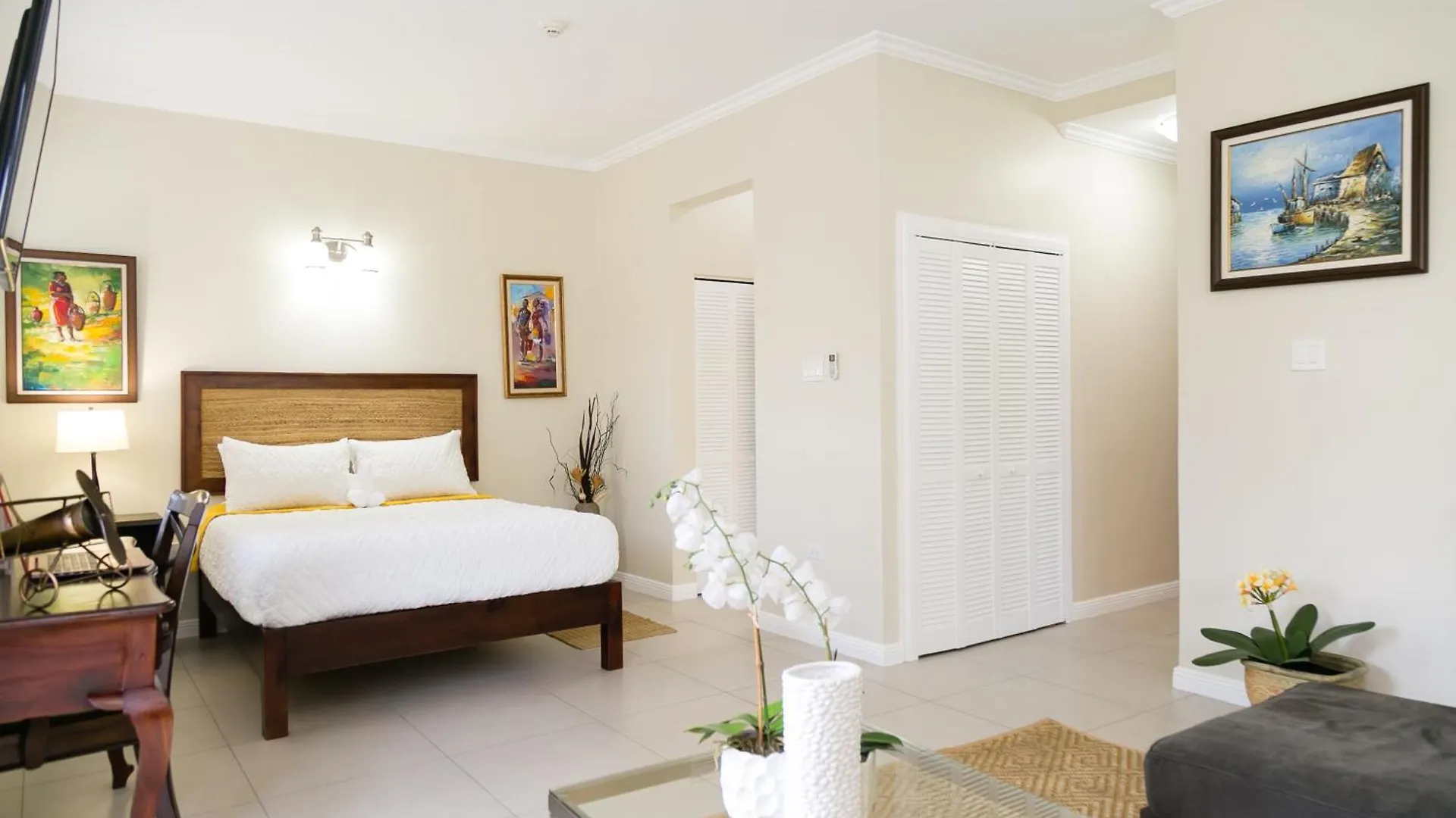 Chic Haven Studio In Kingston